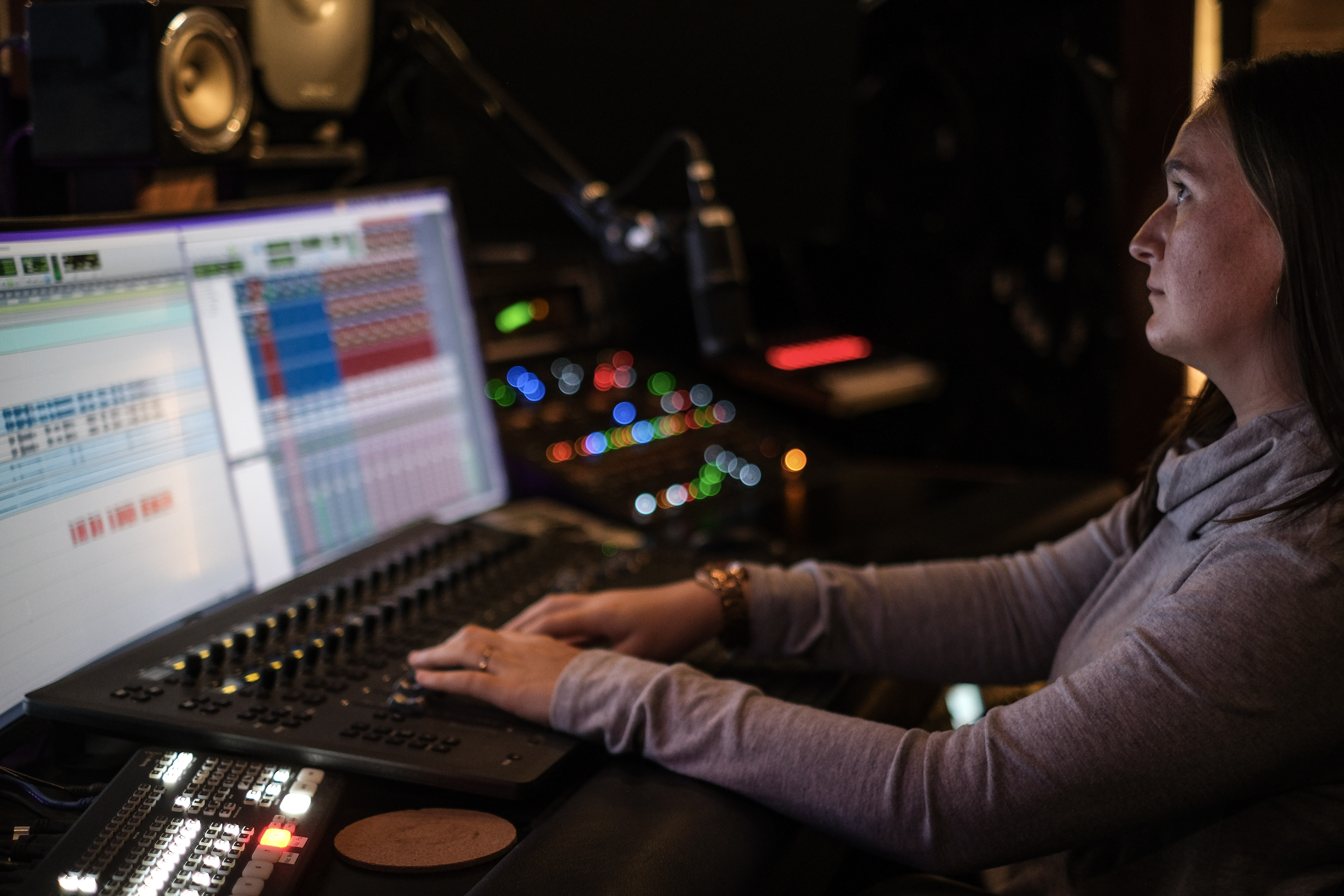Morgane Chambrin en studio de mixage