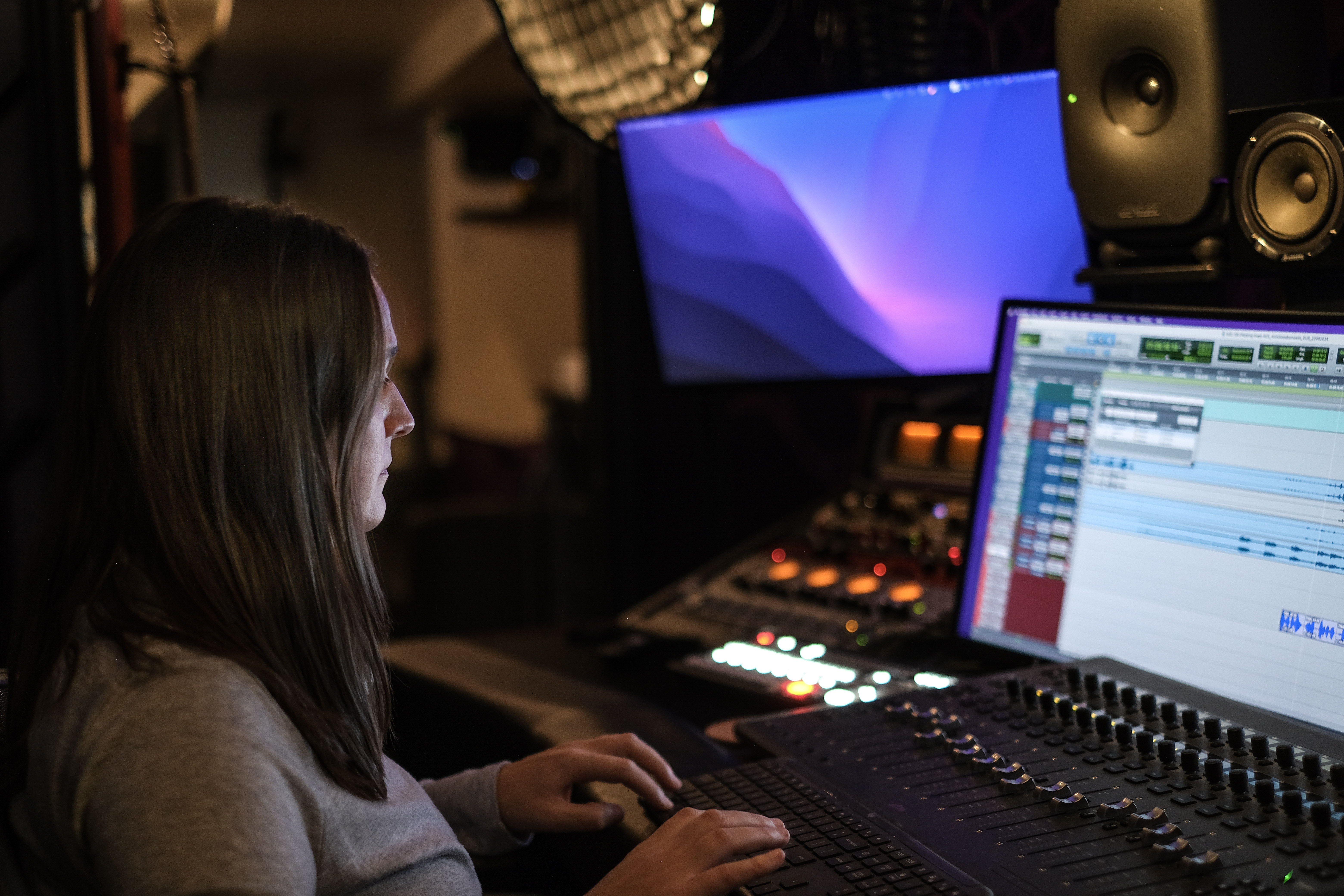 Morgane Chambrin en studio de montage vidéo